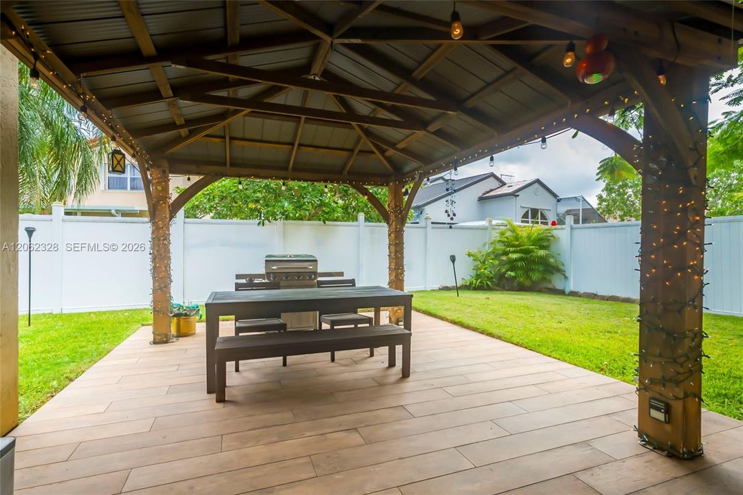 For Sale: $715,000 (4 beds, 2 baths, 1992 Square Feet)