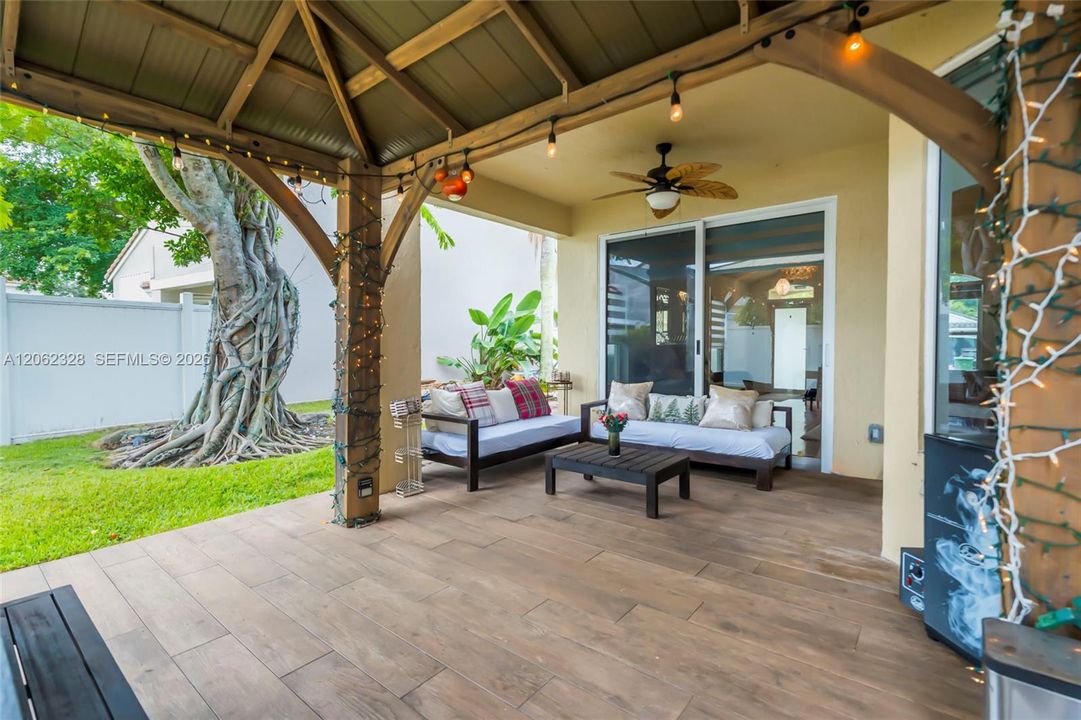 For Sale: $715,000 (4 beds, 2 baths, 1992 Square Feet)