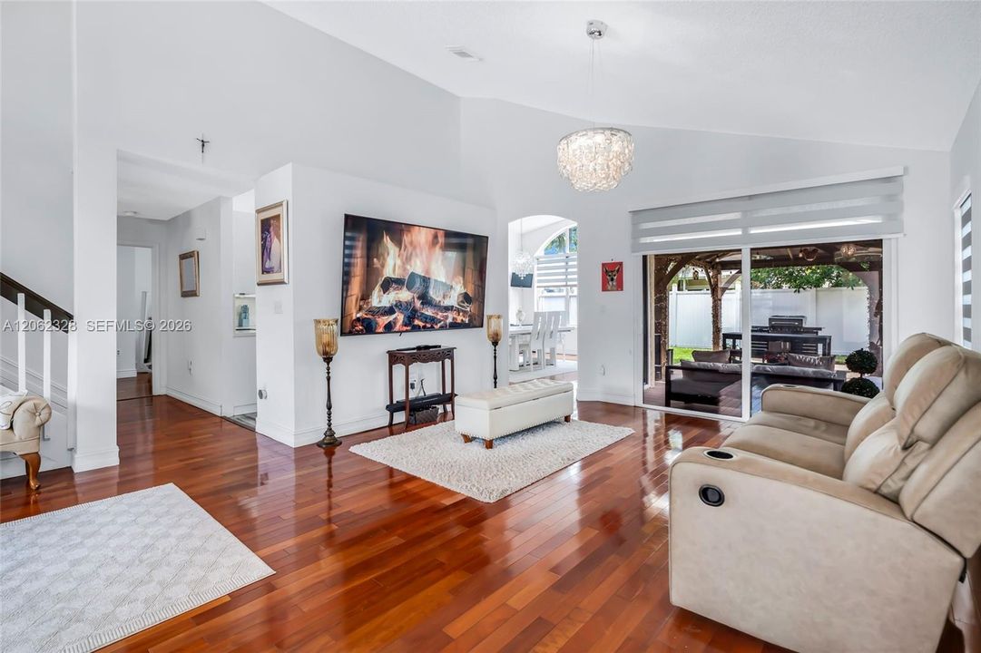 For Sale: $715,000 (4 beds, 2 baths, 1992 Square Feet)