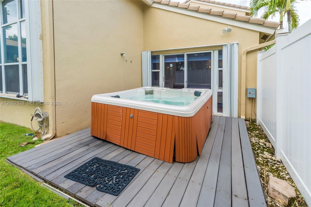 For Sale: $715,000 (4 beds, 2 baths, 1992 Square Feet)