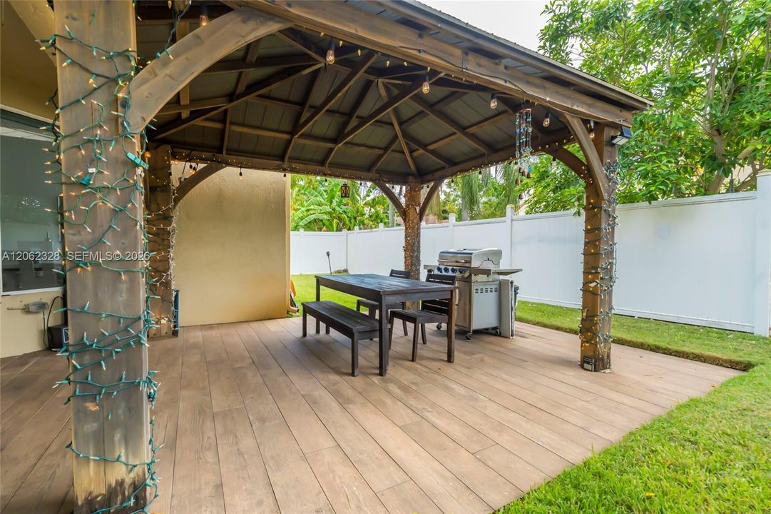 For Sale: $715,000 (4 beds, 2 baths, 1992 Square Feet)