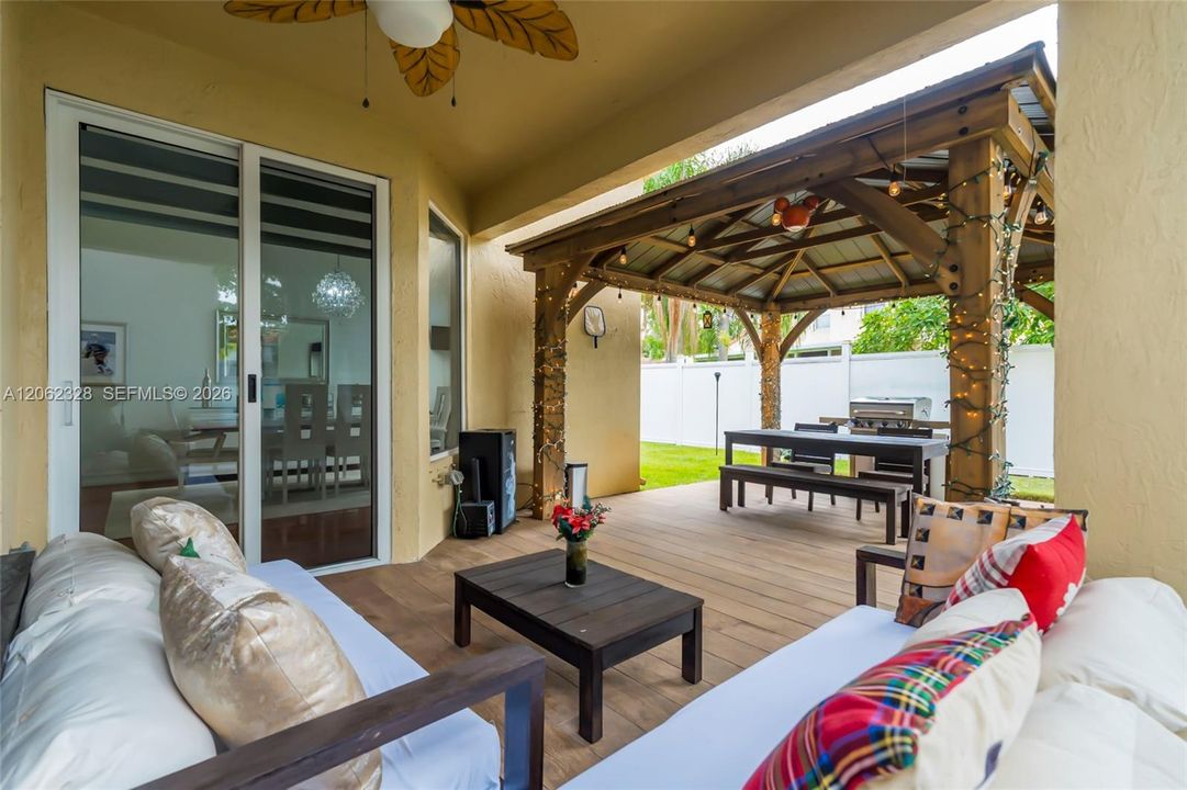 For Sale: $715,000 (4 beds, 2 baths, 1992 Square Feet)