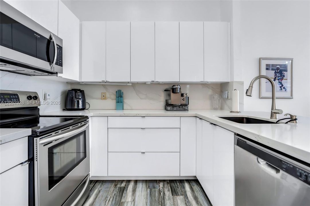 For Sale: $715,000 (4 beds, 2 baths, 1992 Square Feet)