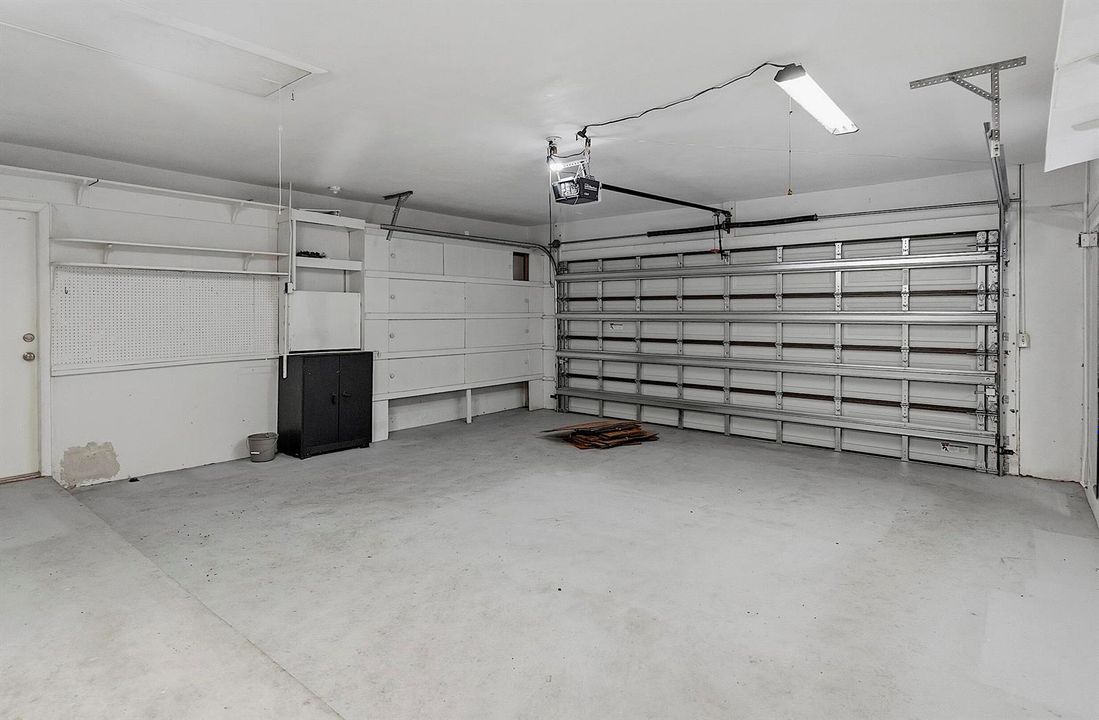 2910 NE 40th Ct - - 041