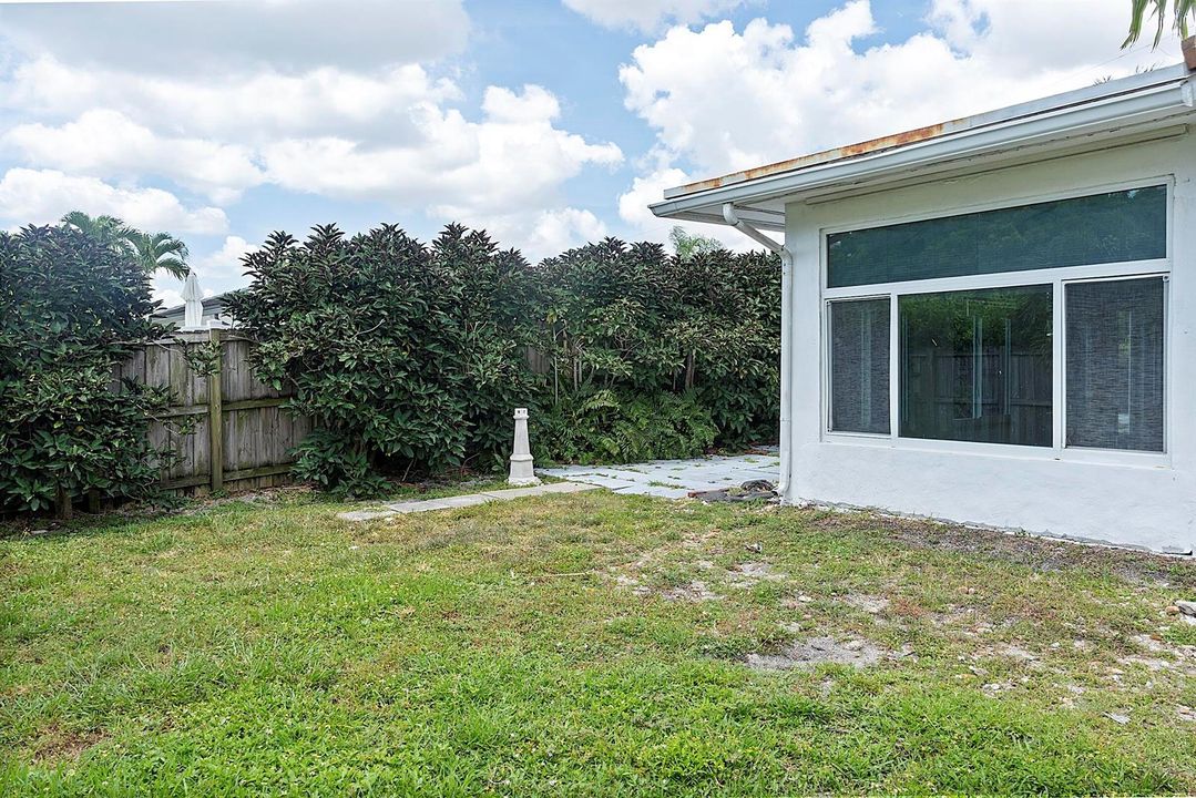 2910 NE 40th Ct - - 046