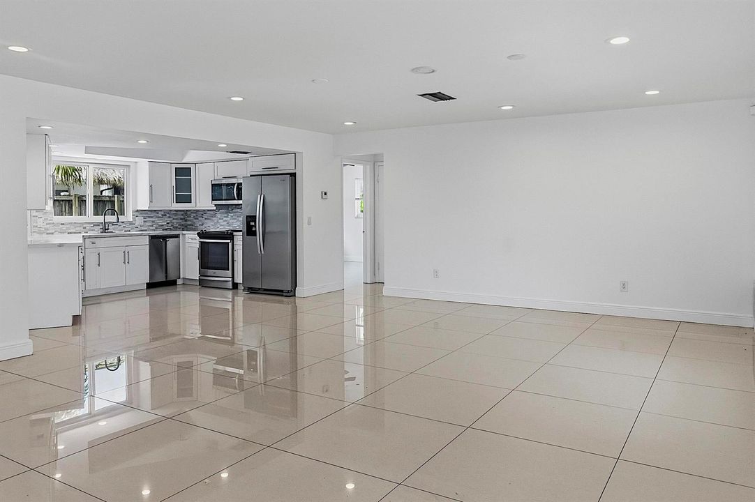 2910 NE 40th Ct - - 025