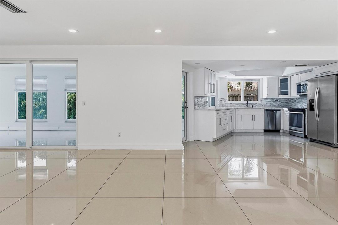2910 NE 40th Ct - - 006