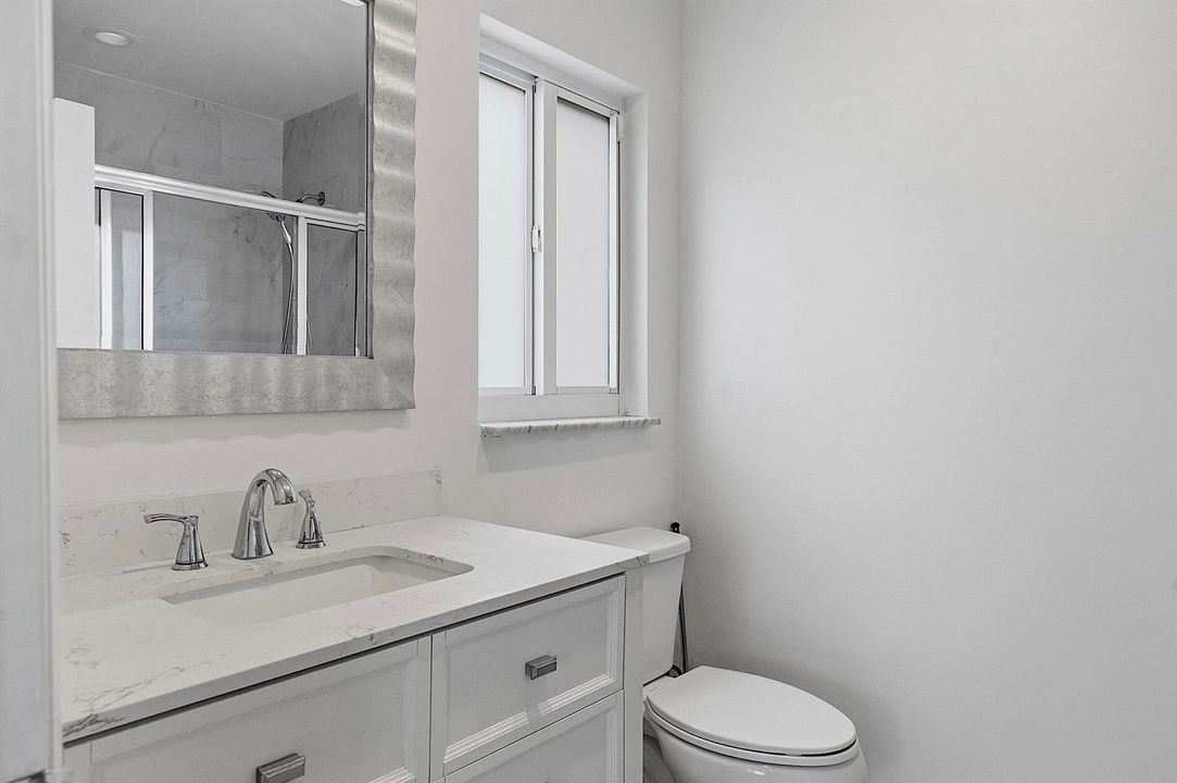 2910 NE 40th Ct - - 031