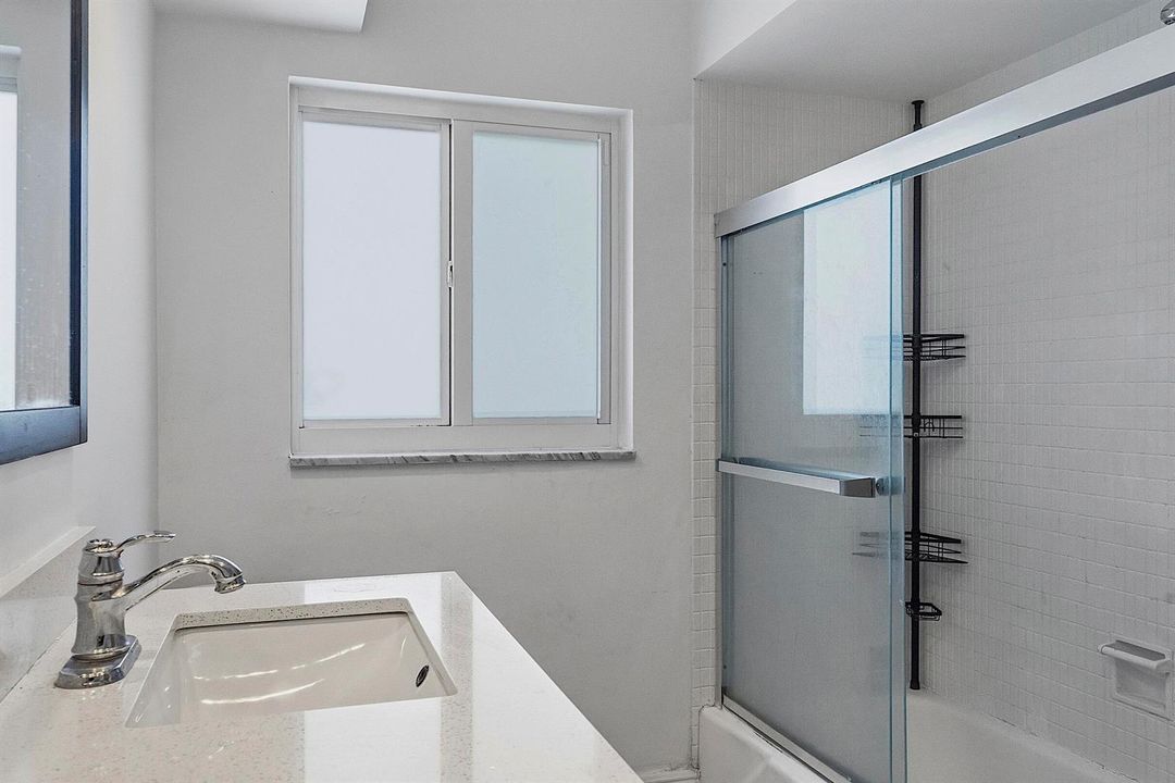 2910 NE 40th Ct - - 019