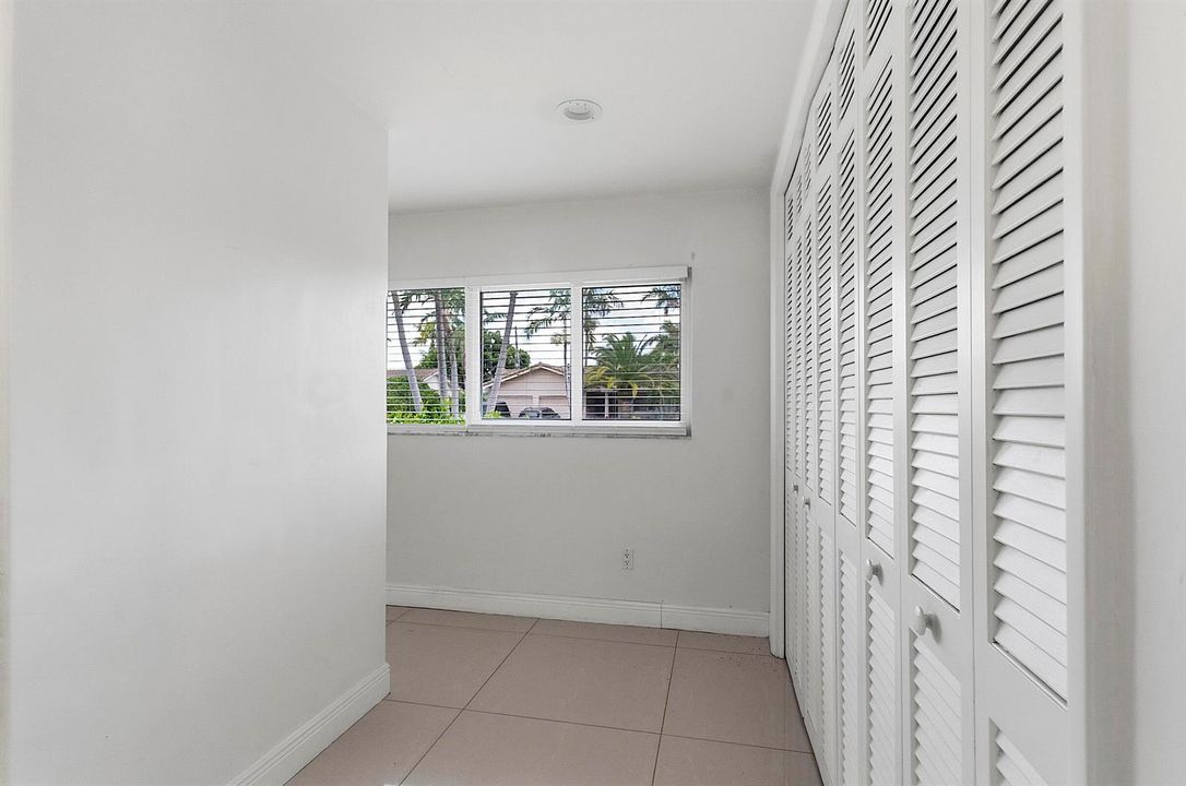 2910 NE 40th Ct - - 033