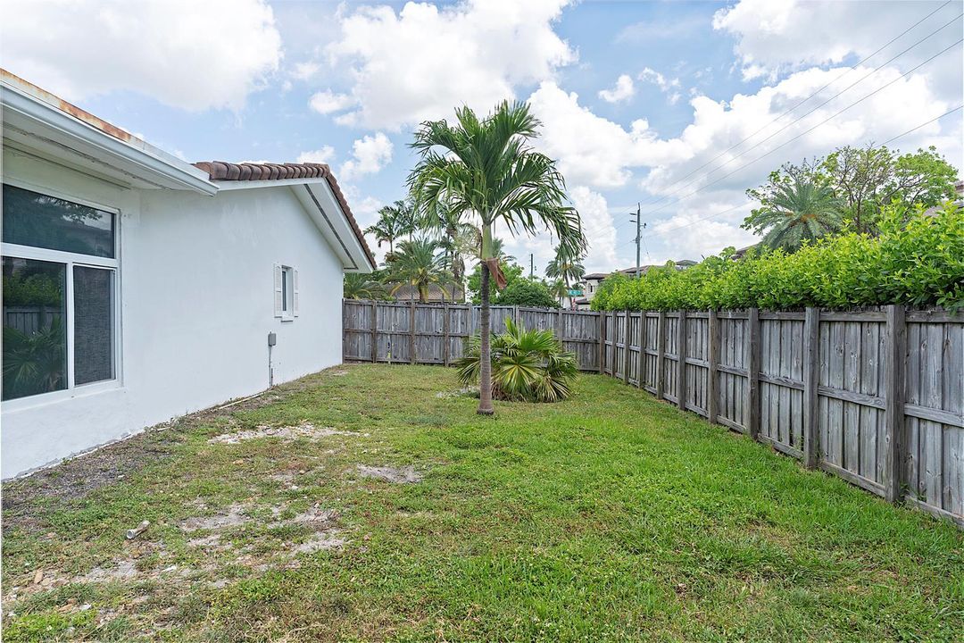 2910 NE 40th Ct - - 044