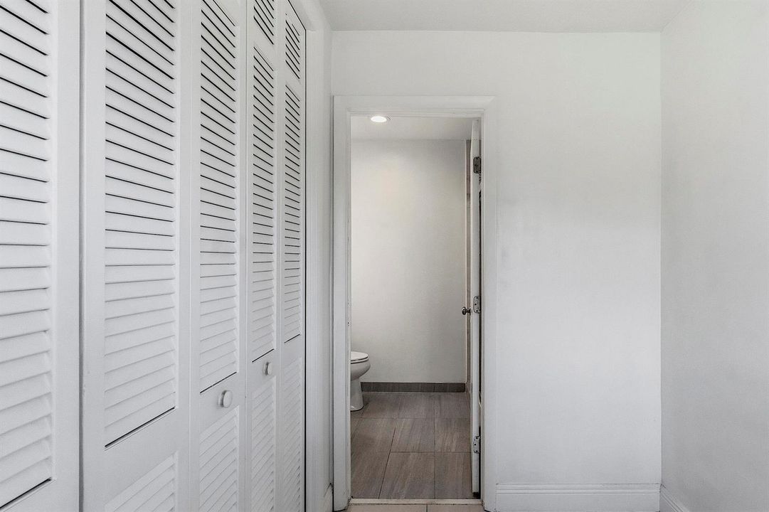 2910 NE 40th Ct - - 030
