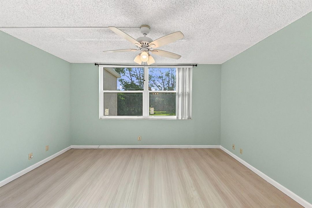 17_primary bedroom