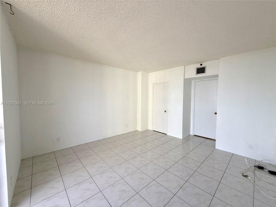 В аренду: $2,200 (1 спален, 1 ванн, 1077 Квадратных фут)