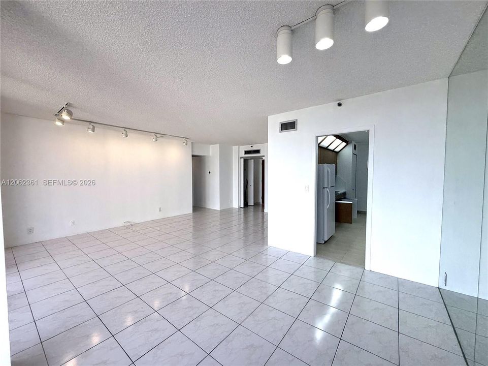 В аренду: $2,200 (1 спален, 1 ванн, 1077 Квадратных фут)