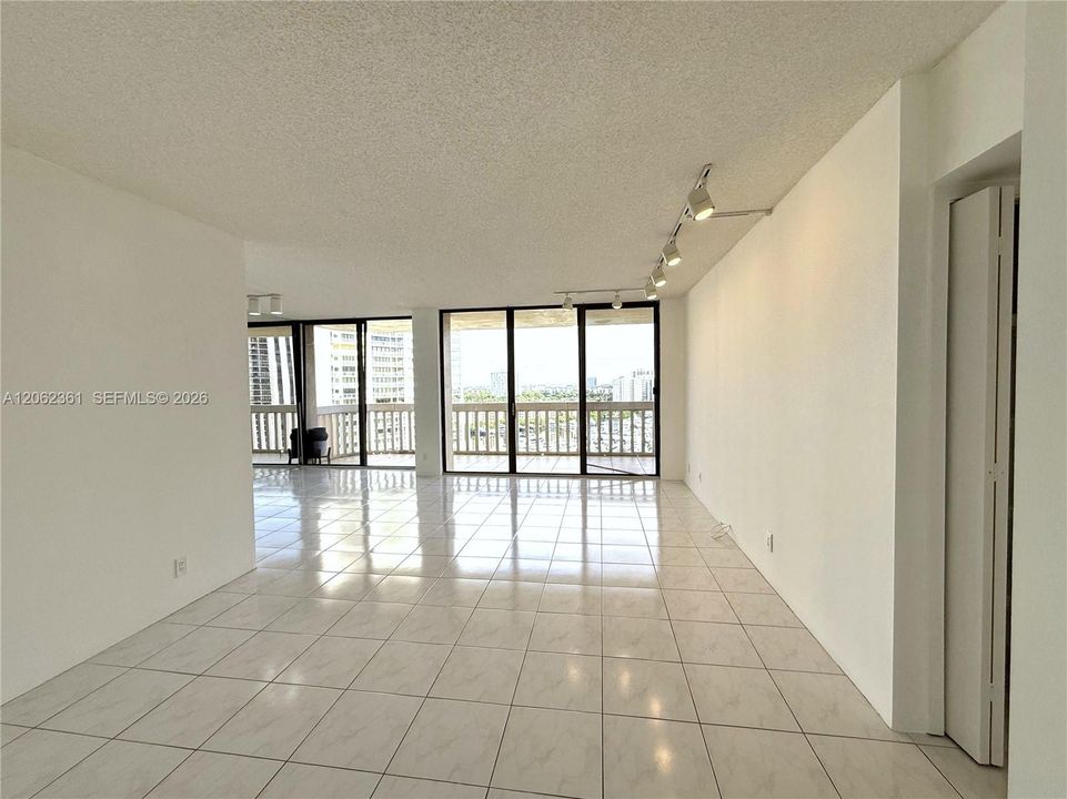 В аренду: $2,200 (1 спален, 1 ванн, 1077 Квадратных фут)