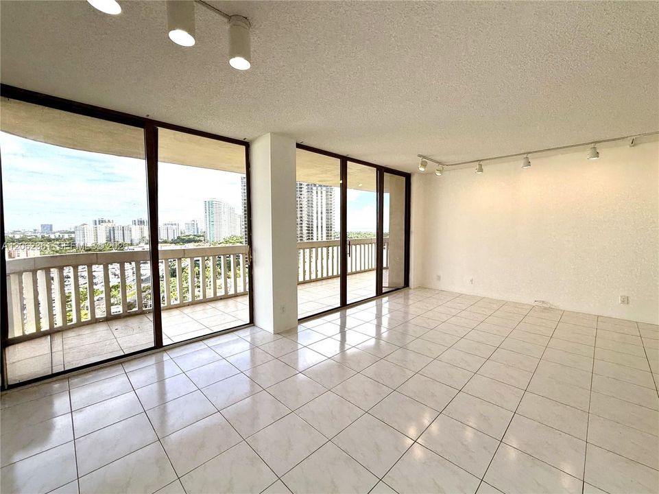 В аренду: $2,200 (1 спален, 1 ванн, 1077 Квадратных фут)