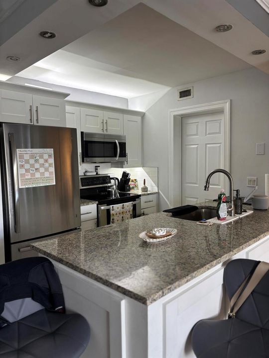Granite/Stainless appliances