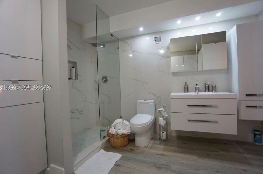 For Rent: $3,300 (2 beds, 2 baths, 990 Square Feet)