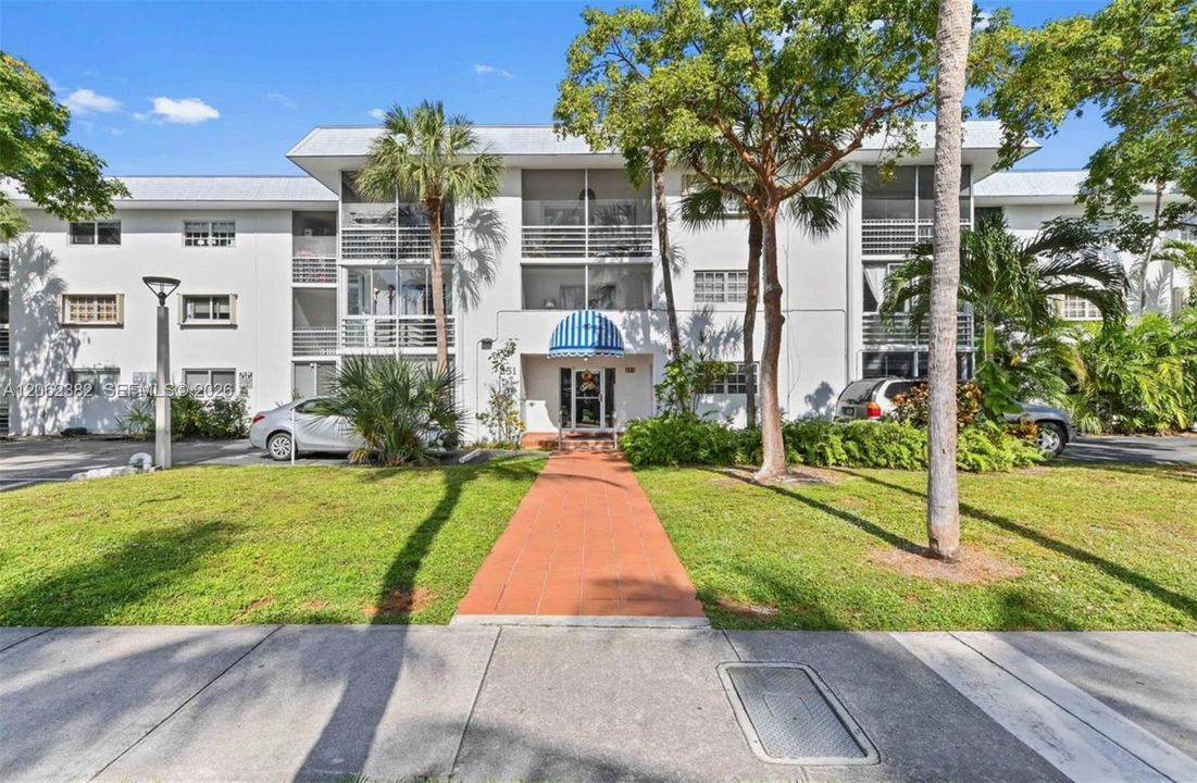 For Sale: $480,000 (1 beds, 1 baths, 854 Square Feet)