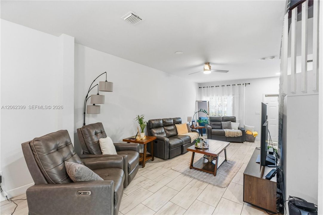 В аренду: $3,000 (3 спален, 2 ванн, 1558 Квадратных фут)