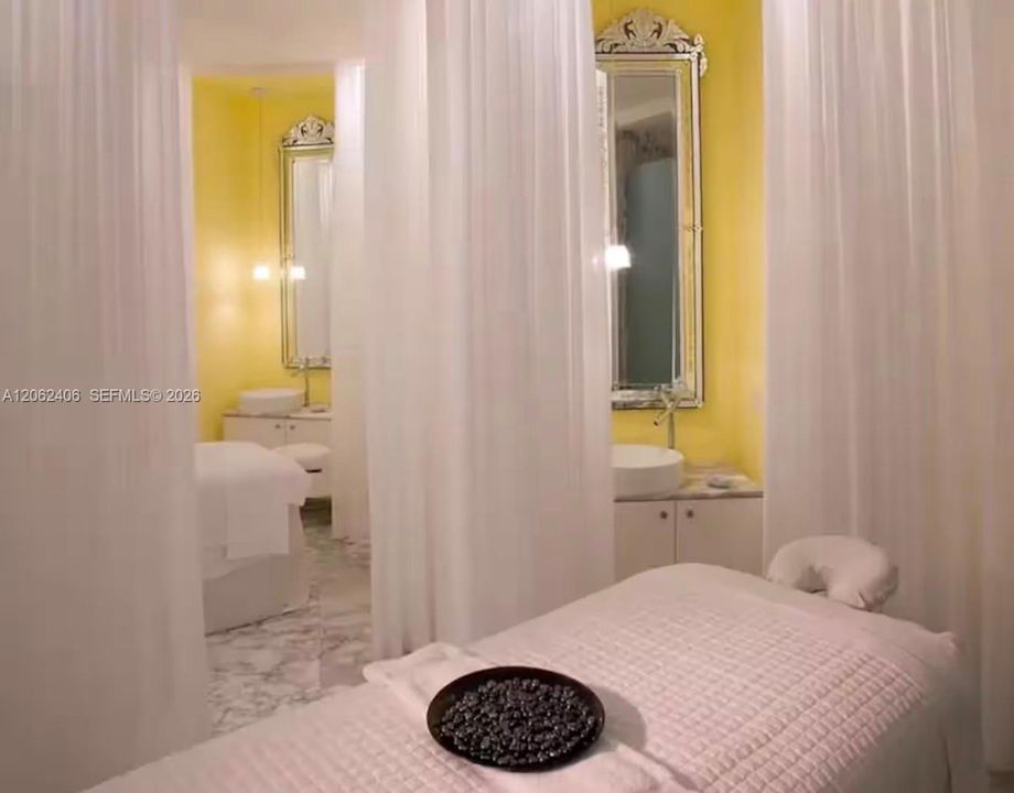 For Sale: $750,000 (1 beds, 1 baths, 876 Square Feet)
