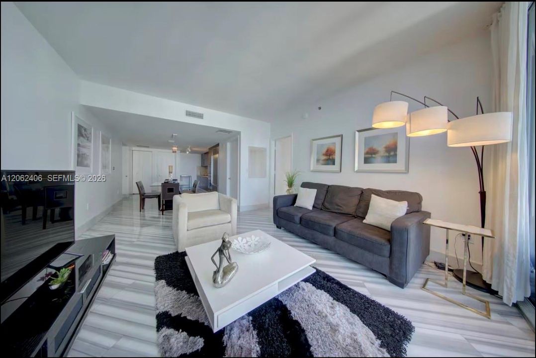 For Sale: $750,000 (1 beds, 1 baths, 876 Square Feet)