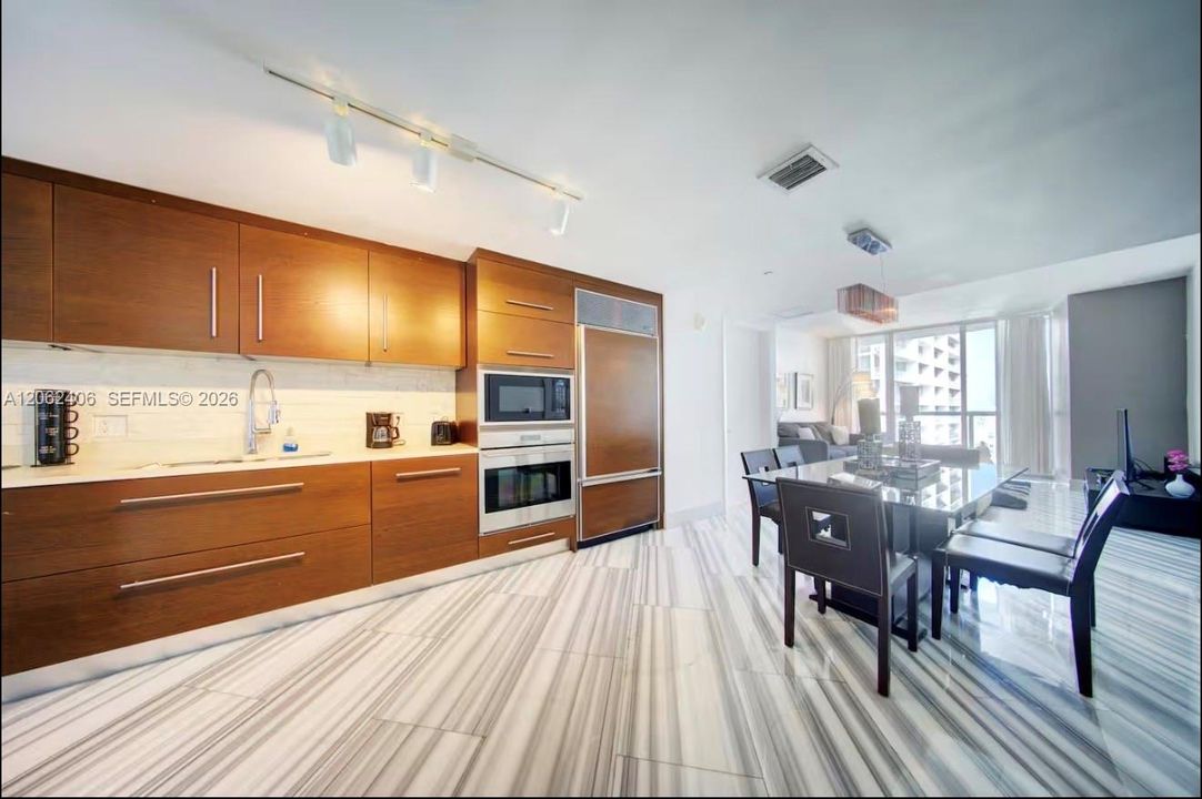 For Sale: $750,000 (1 beds, 1 baths, 876 Square Feet)