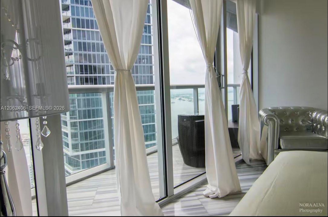 For Sale: $750,000 (1 beds, 1 baths, 876 Square Feet)