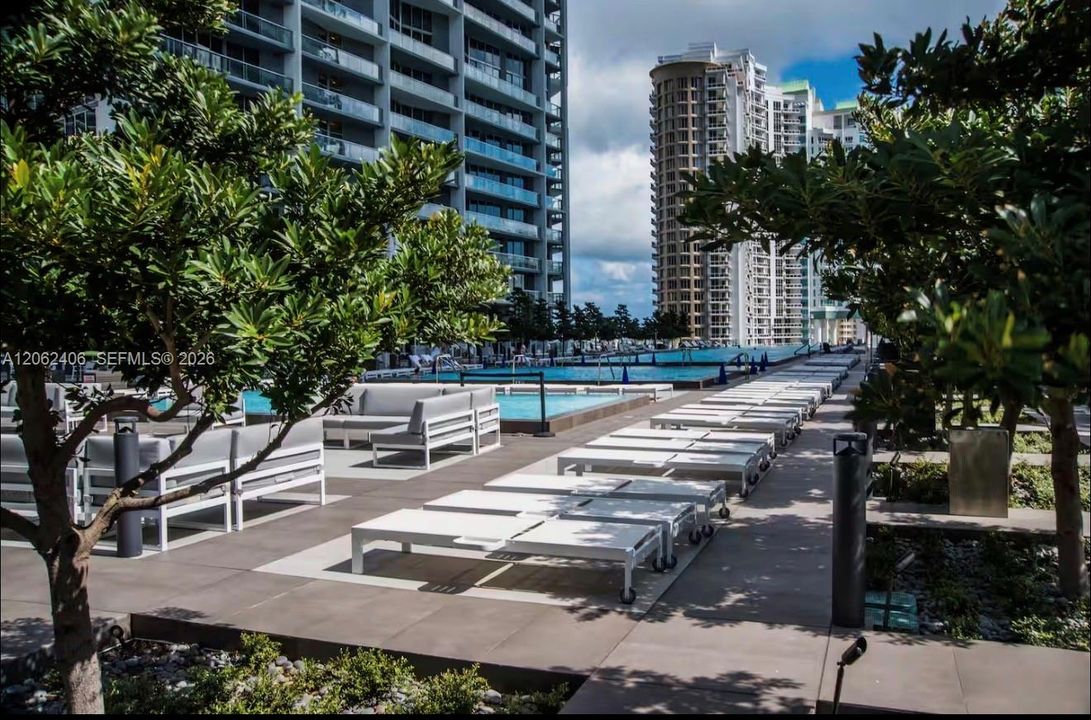 For Sale: $750,000 (1 beds, 1 baths, 876 Square Feet)