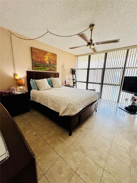 En Venta: $310,555 (2 camas, 2 baños, 1043 Pies cuadrados)