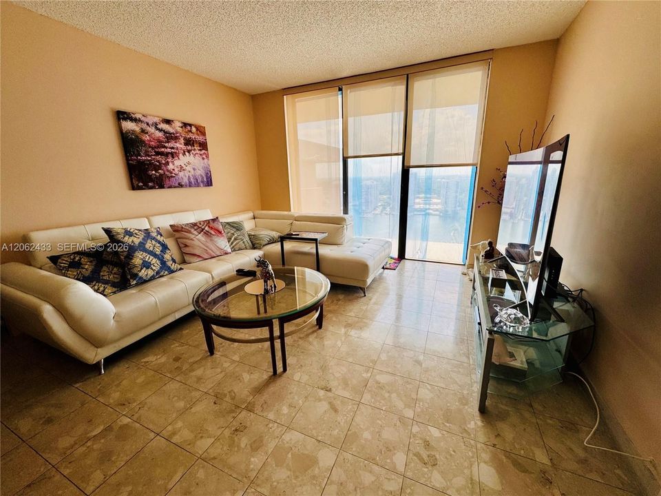 En Venta: $310,555 (2 camas, 2 baños, 1043 Pies cuadrados)