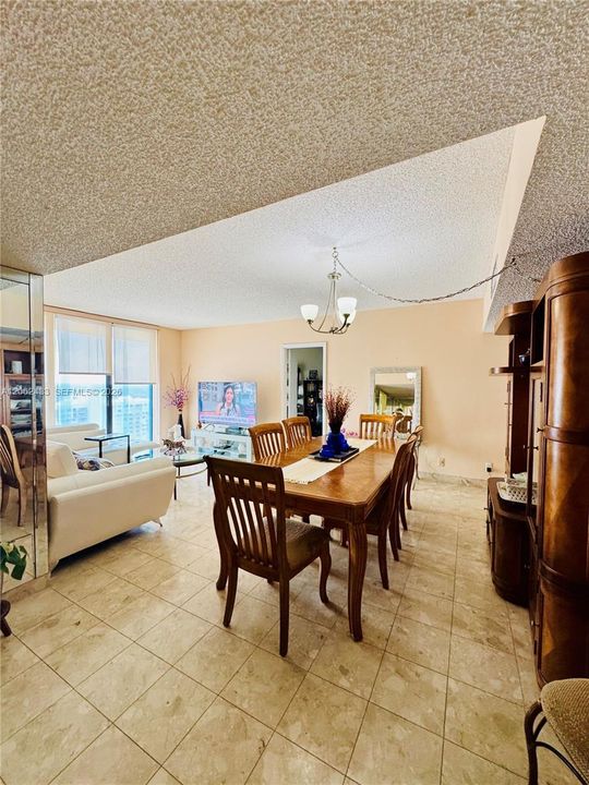 En Venta: $310,555 (2 camas, 2 baños, 1043 Pies cuadrados)