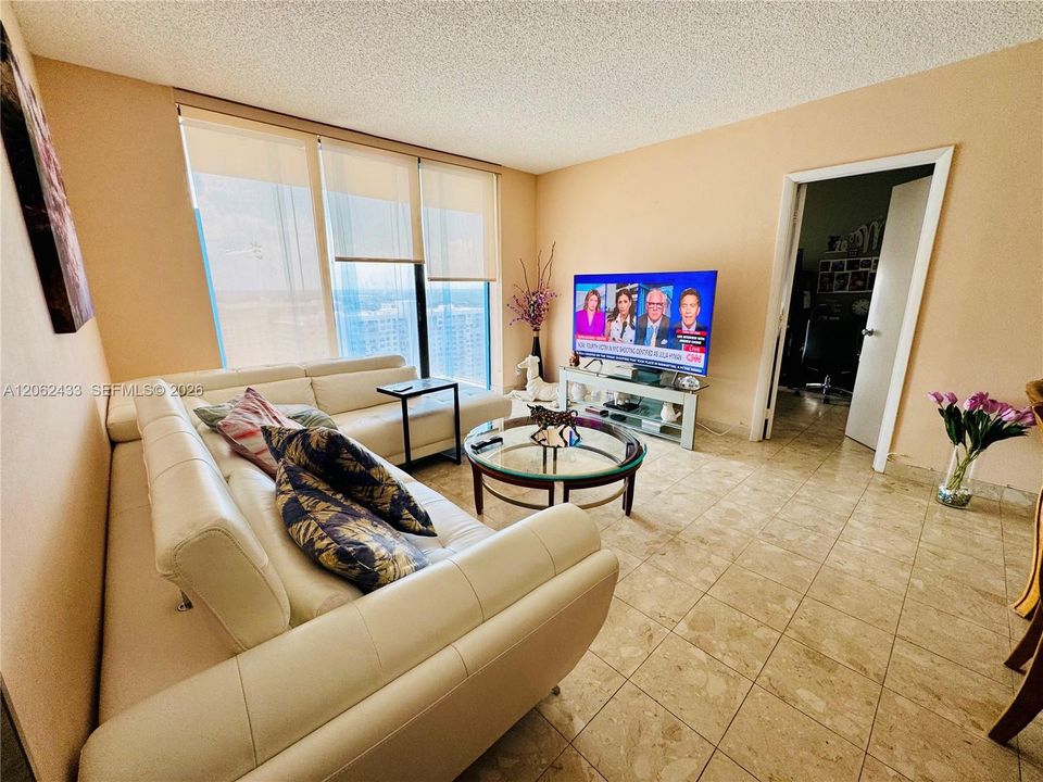 En Venta: $310,555 (2 camas, 2 baños, 1043 Pies cuadrados)