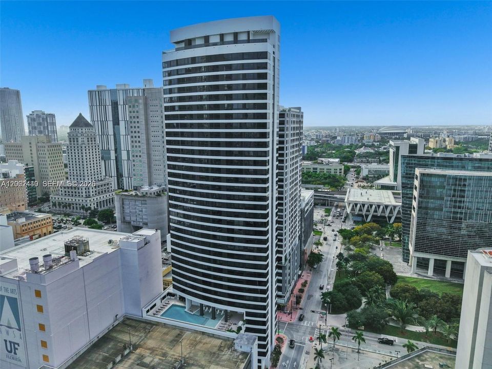 For Sale: $949,000 (2 beds, 2 baths, 696 Square Feet)