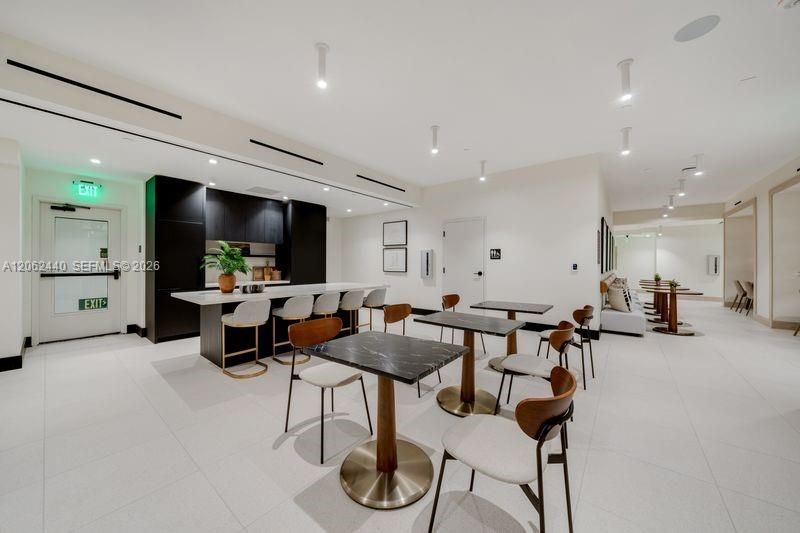 For Sale: $949,000 (2 beds, 2 baths, 696 Square Feet)