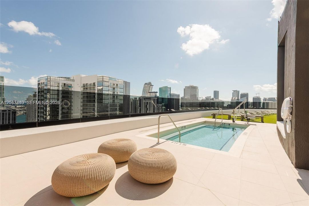 For Sale: $949,000 (2 beds, 2 baths, 696 Square Feet)