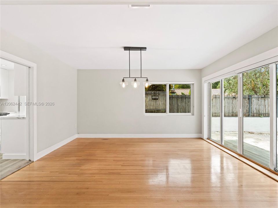В аренду: $4,750 (2 спален, 2 ванн, 1304 Квадратных фут)