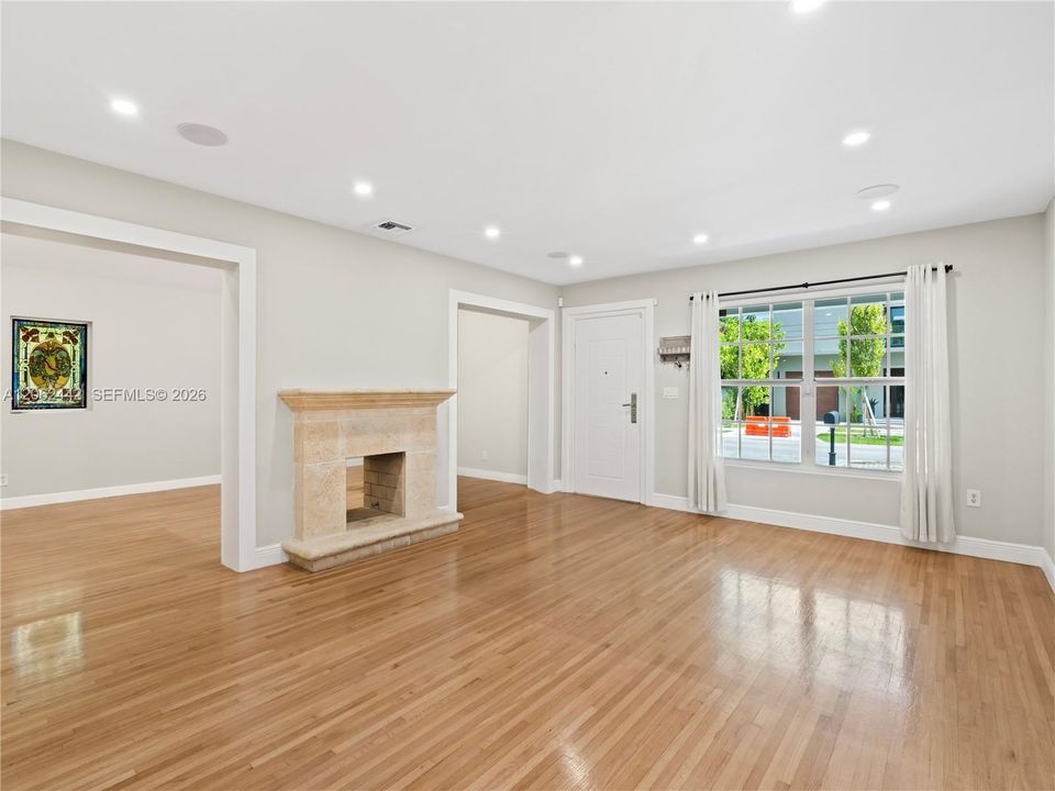 В аренду: $4,750 (2 спален, 2 ванн, 1304 Квадратных фут)