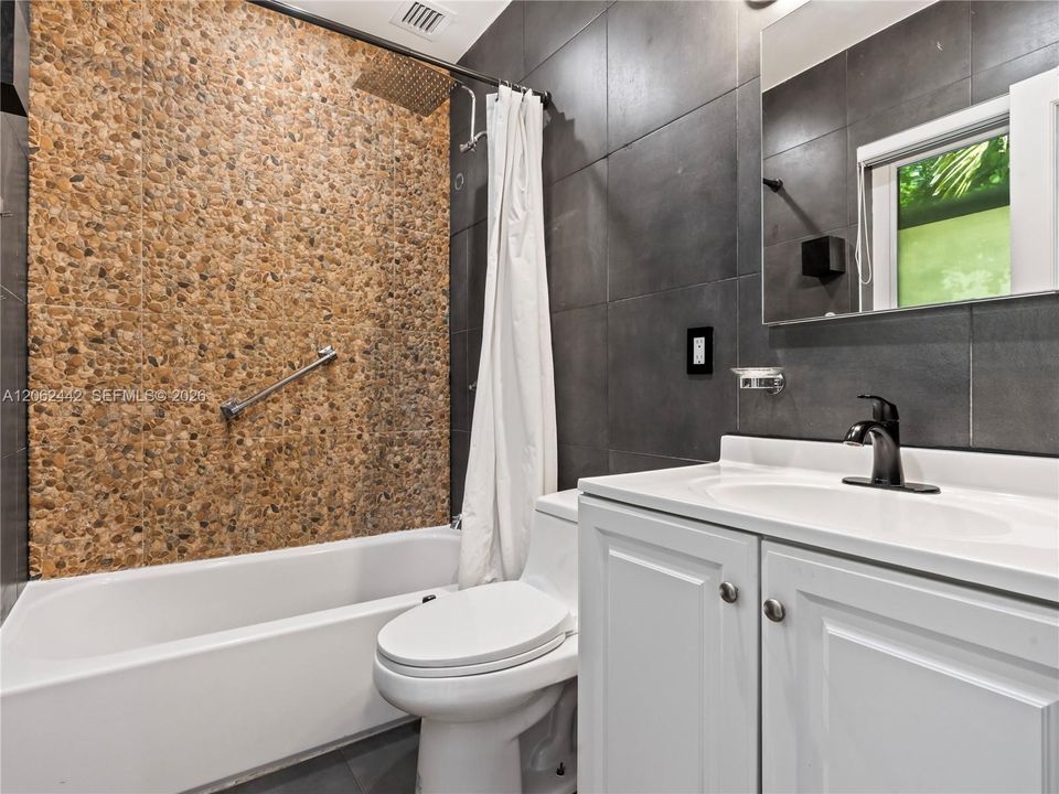 В аренду: $4,750 (2 спален, 2 ванн, 1304 Квадратных фут)