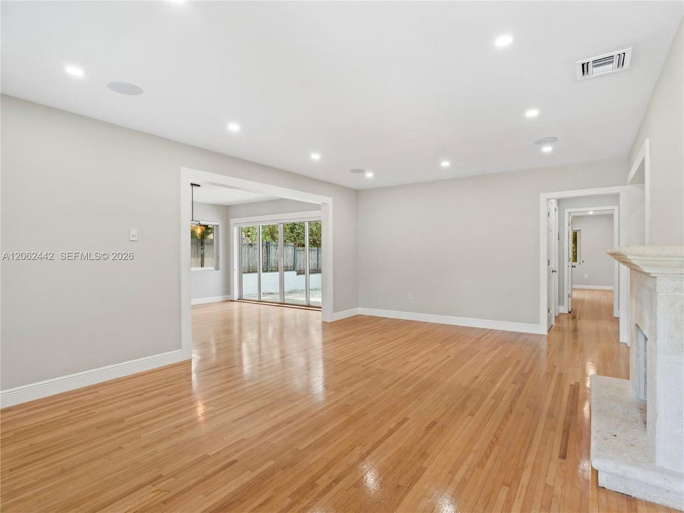 В аренду: $4,750 (2 спален, 2 ванн, 1304 Квадратных фут)