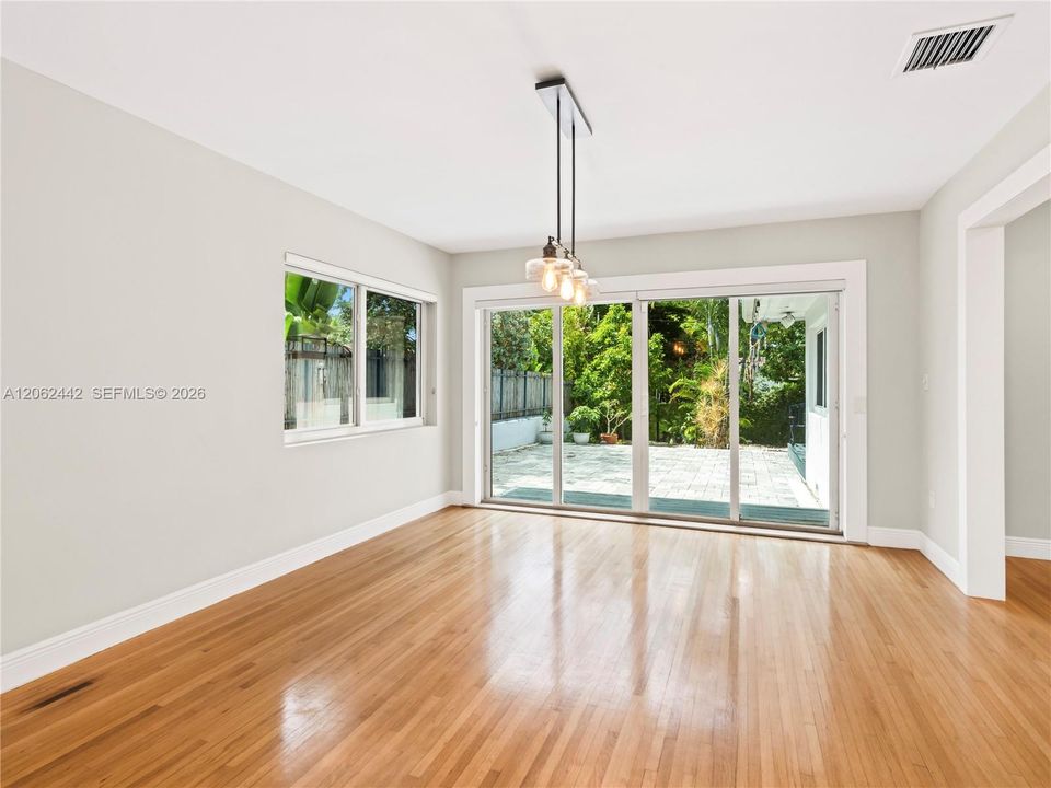 В аренду: $4,750 (2 спален, 2 ванн, 1304 Квадратных фут)