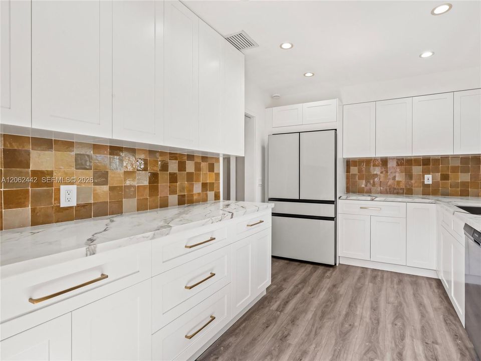 В аренду: $4,750 (2 спален, 2 ванн, 1304 Квадратных фут)