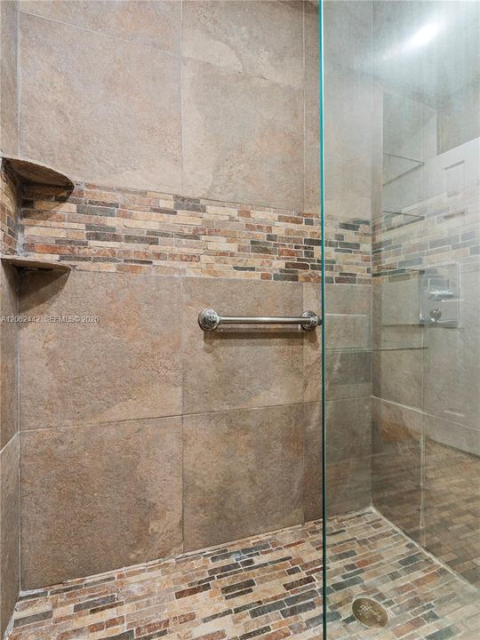 В аренду: $4,750 (2 спален, 2 ванн, 1304 Квадратных фут)