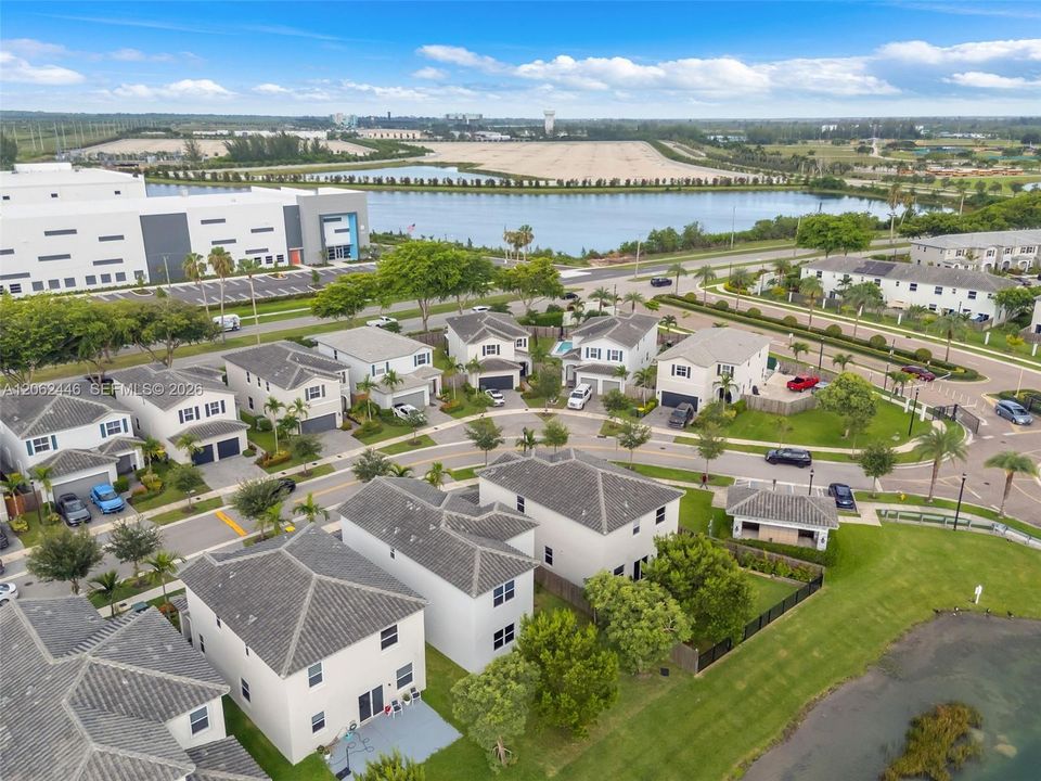На продажу: $550,000 (3 спален, 2 ванн, 2024 Квадратных фут)