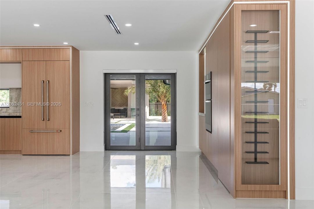 На продажу: $2,399,000 (6 спален, 4 ванн, 4337 Квадратных фут)