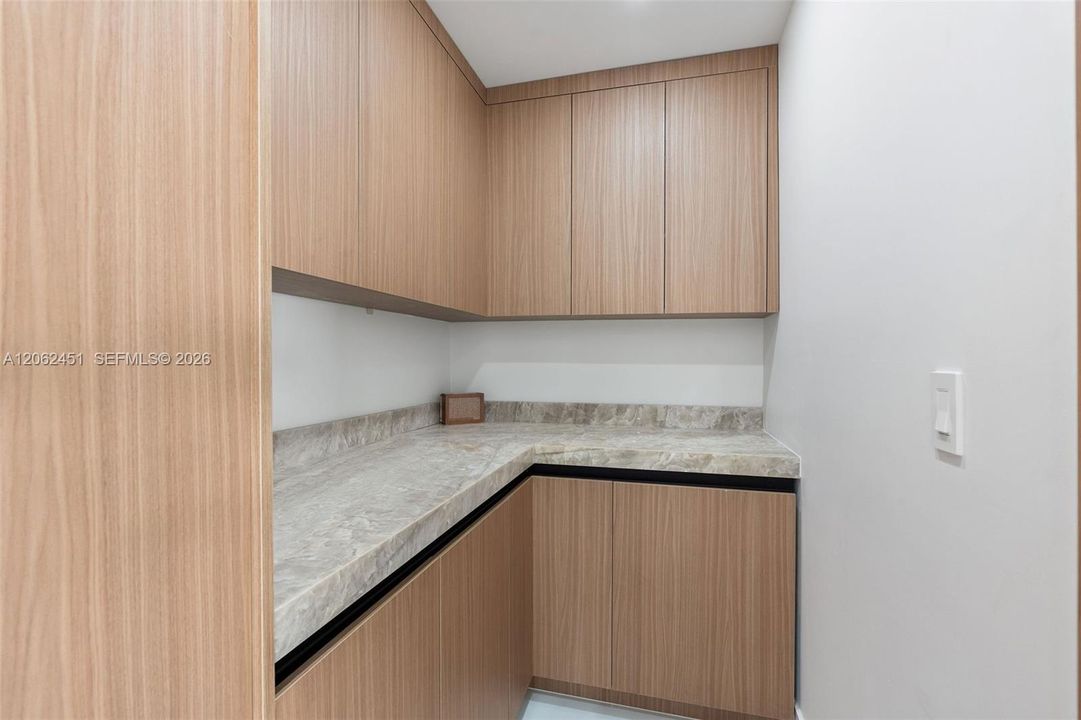 На продажу: $2,399,000 (6 спален, 4 ванн, 4337 Квадратных фут)