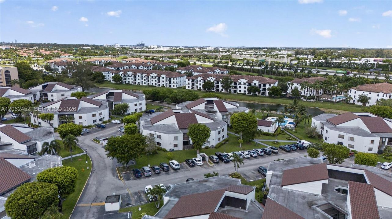 На продажу: $320,000 (2 спален, 2 ванн, 1000 Квадратных фут)