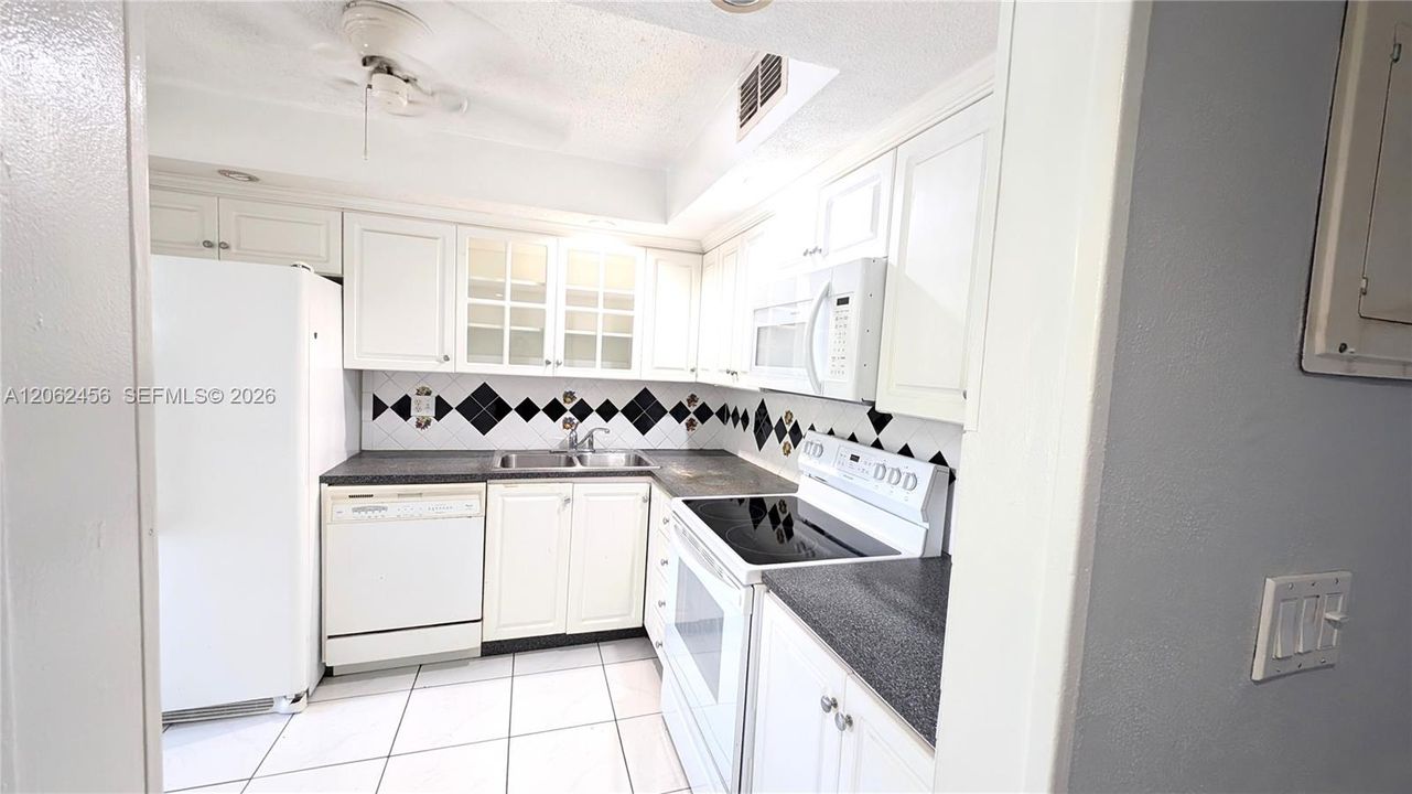 For Sale: $149,997 (2 beds, 2 baths, 1025 Square Feet)