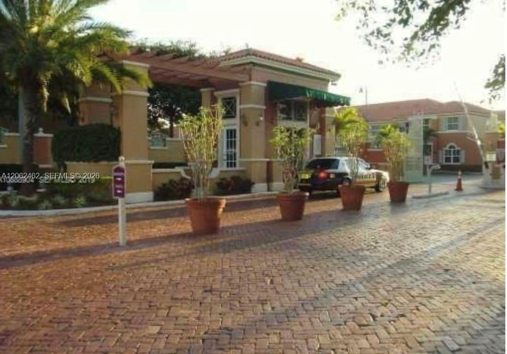 For Rent: $2,700 (2 beds, 2 baths, 1050 Square Feet)